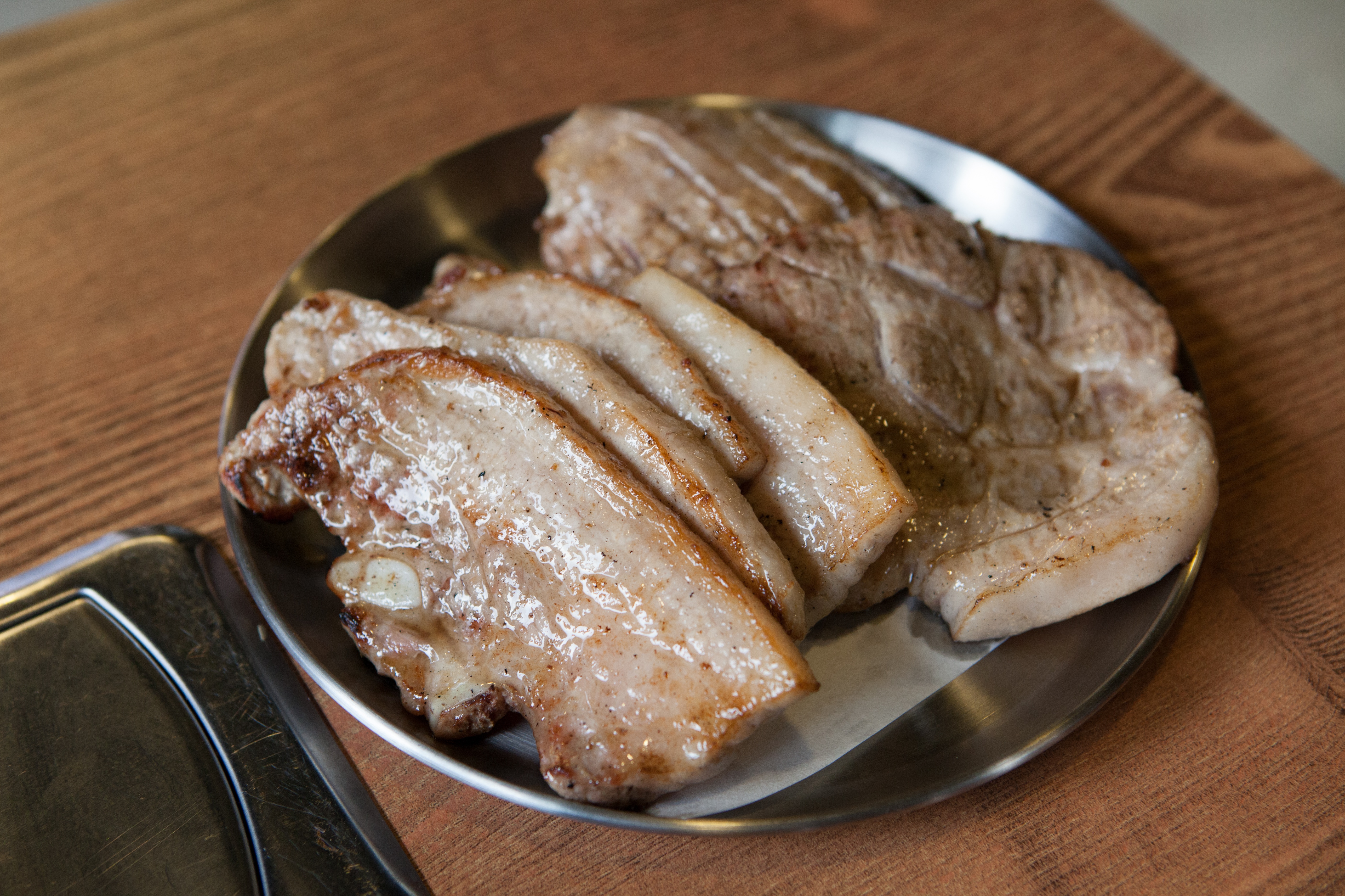 https://upload.wikimedia.org/wikipedia/commons/7/77/Samgyeopsal-gui.jpg