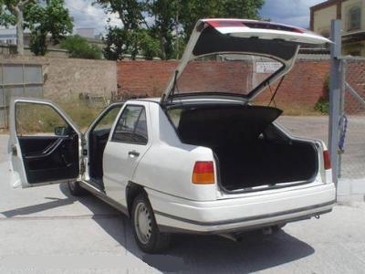 1991 Seat Toledo liftback. Note how the tailgate is hinged from the roof and the rear window is lifted along with the rest of the tailgate. It is not a fastback as it does not have an uninterrupted slope in the roofline.