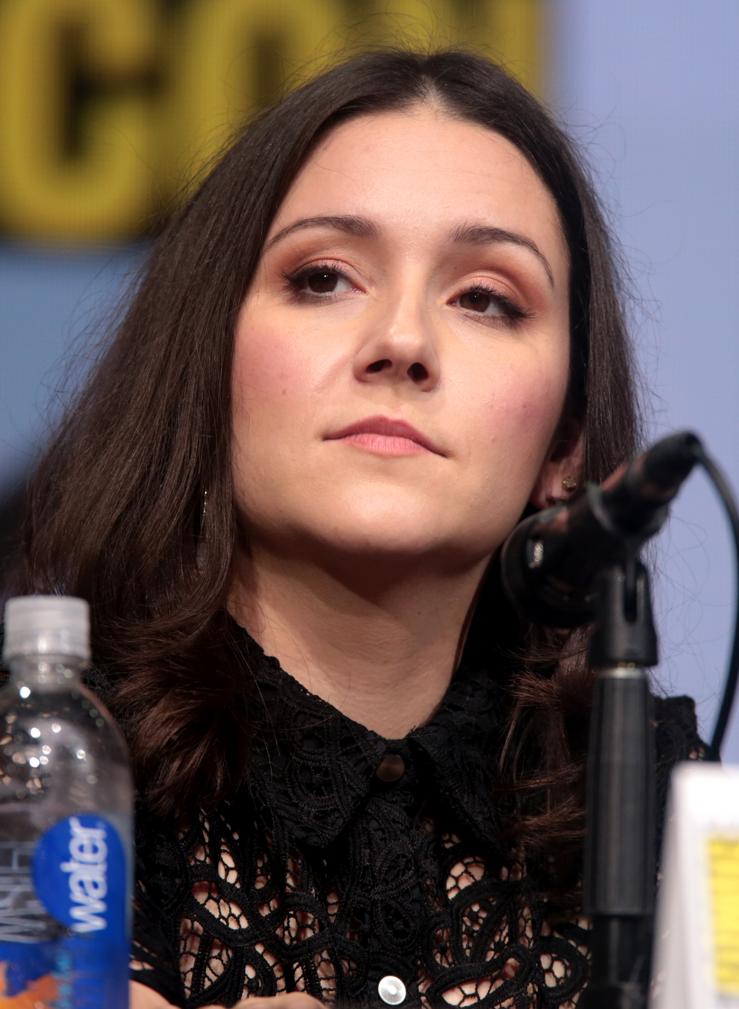 The 38-year old daughter of father (?) and mother(?) Shannon Woodward in 2023 photo. Shannon Woodward earned a  million dollar salary - leaving the net worth at 4 million in 2023