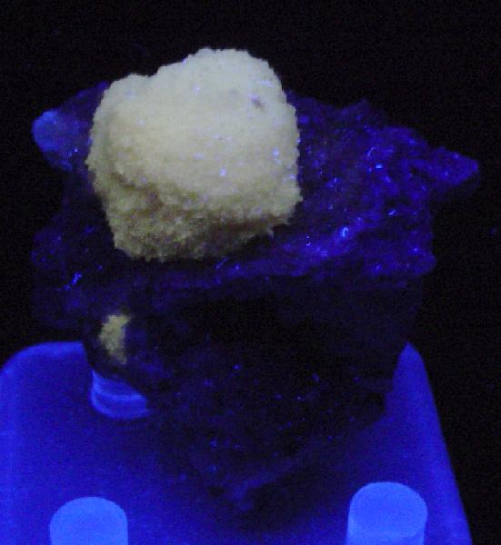 File:Strontianite-Calcite-Fluorite-275001.jpg