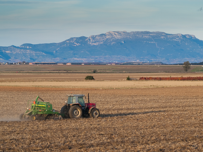 File:Tractor, La Rioja, Spain.jpg