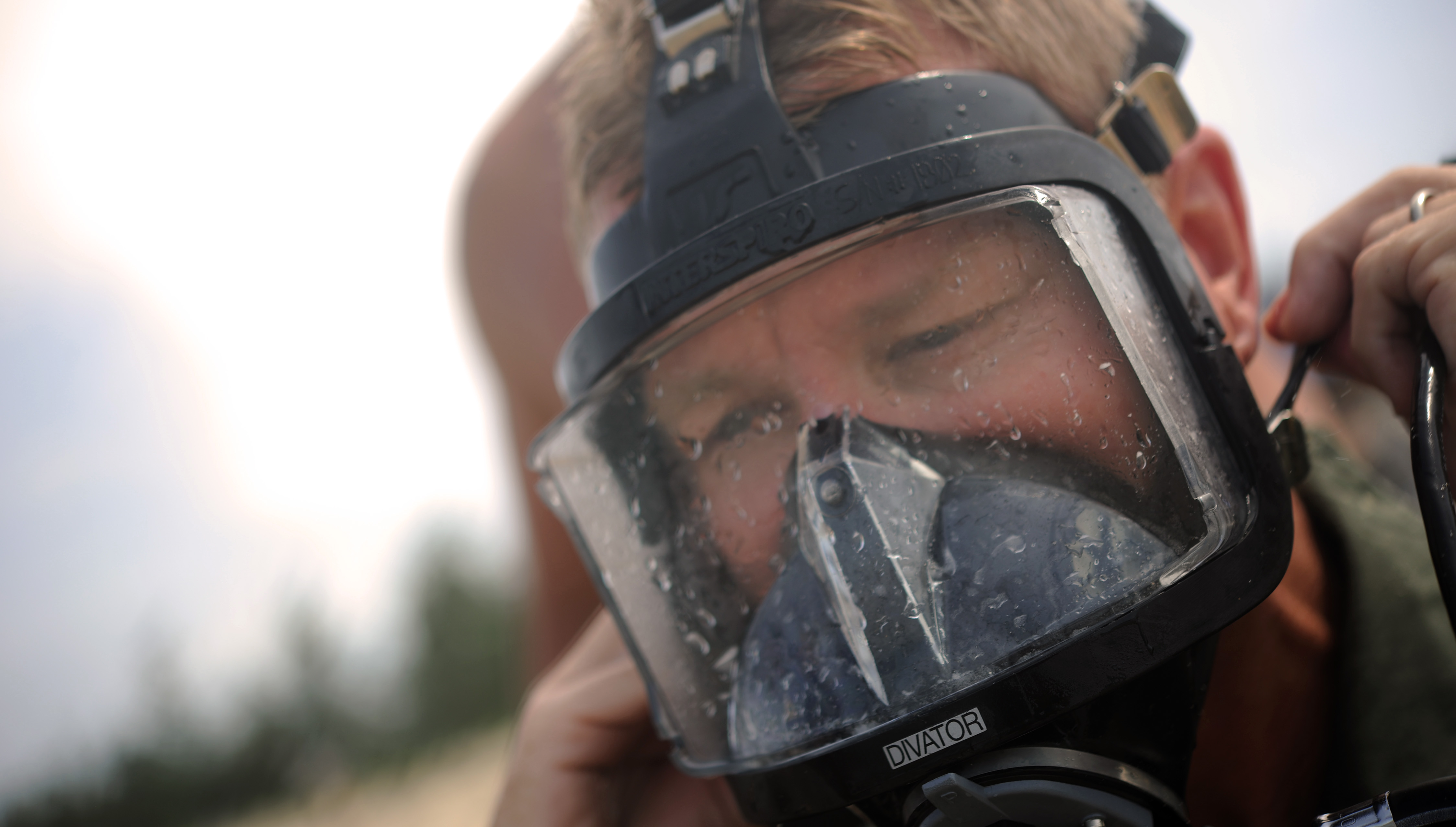 File U S Navy Master Diver Ted Walker Assigned To Mobile Diving And Salvage Unit 1 Tightens