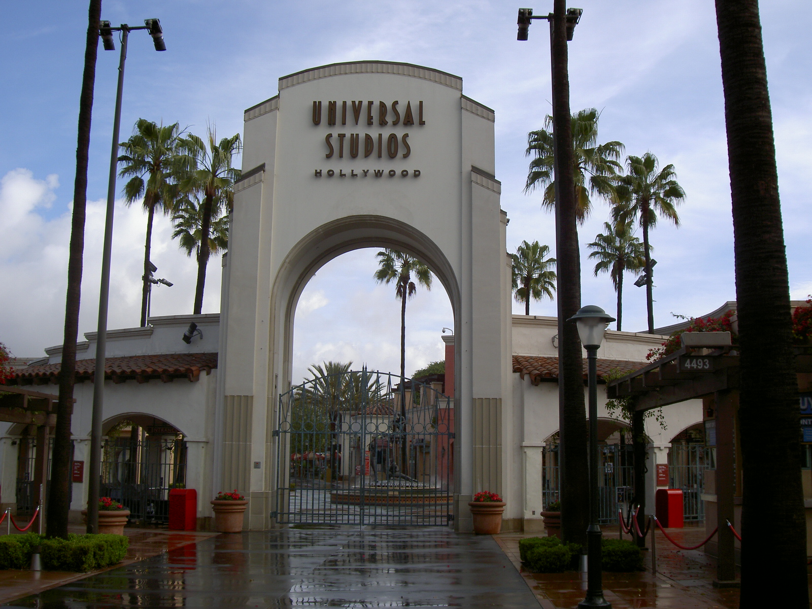 File Universal Studios Entrance JPG Wikipedia