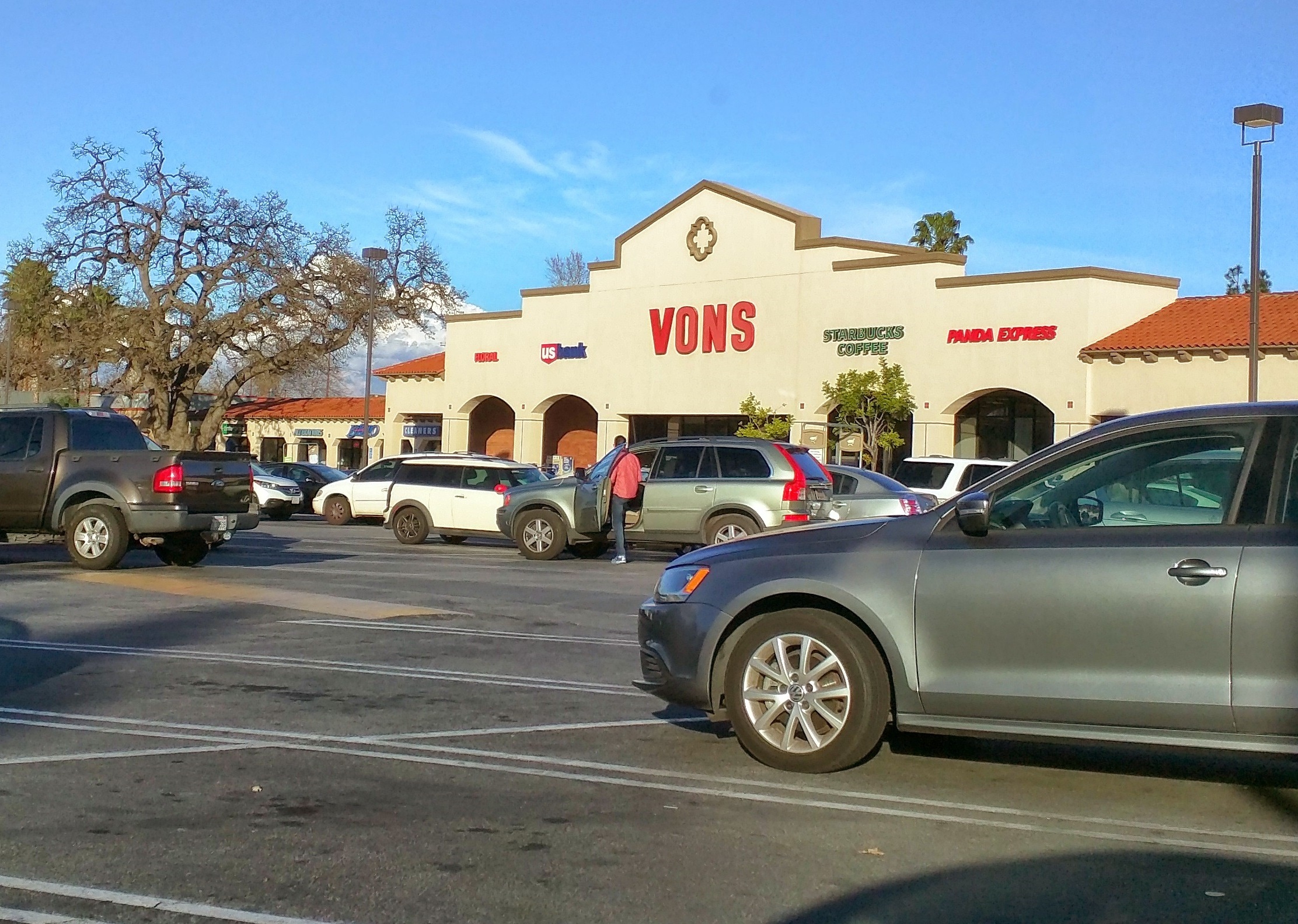 Vons. Вудленд Хиллз Калифорния. Вудленд-Хиллз. Woodland Hills California. Woodland Hills Kaiser.