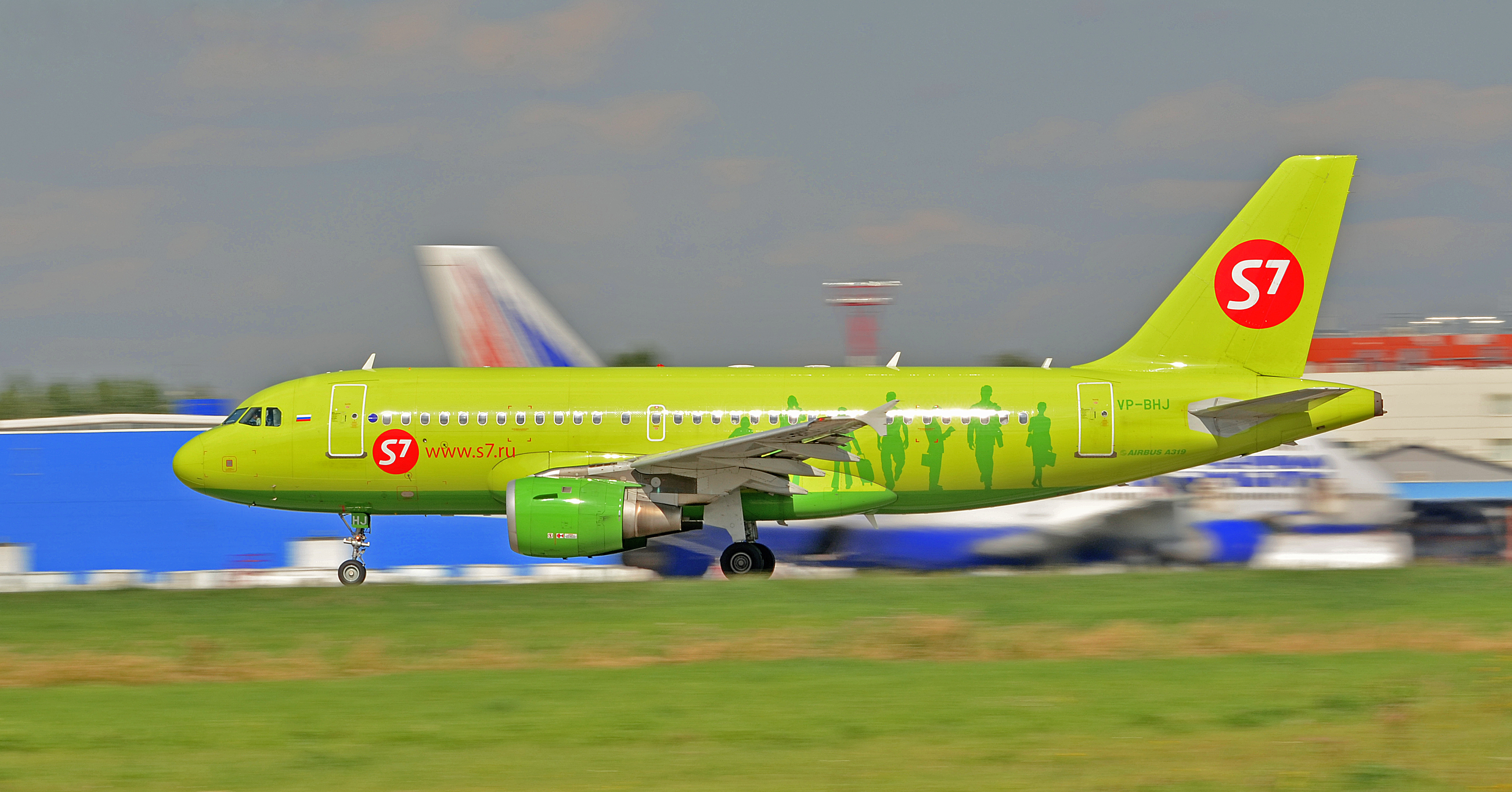 File:VP-BHJ Airbus A319-114 S7 Airlines.JPG - Wikimedia Commons