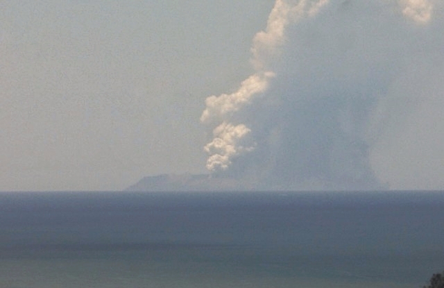 File:White Island 9 December 2019 eruption.jpg