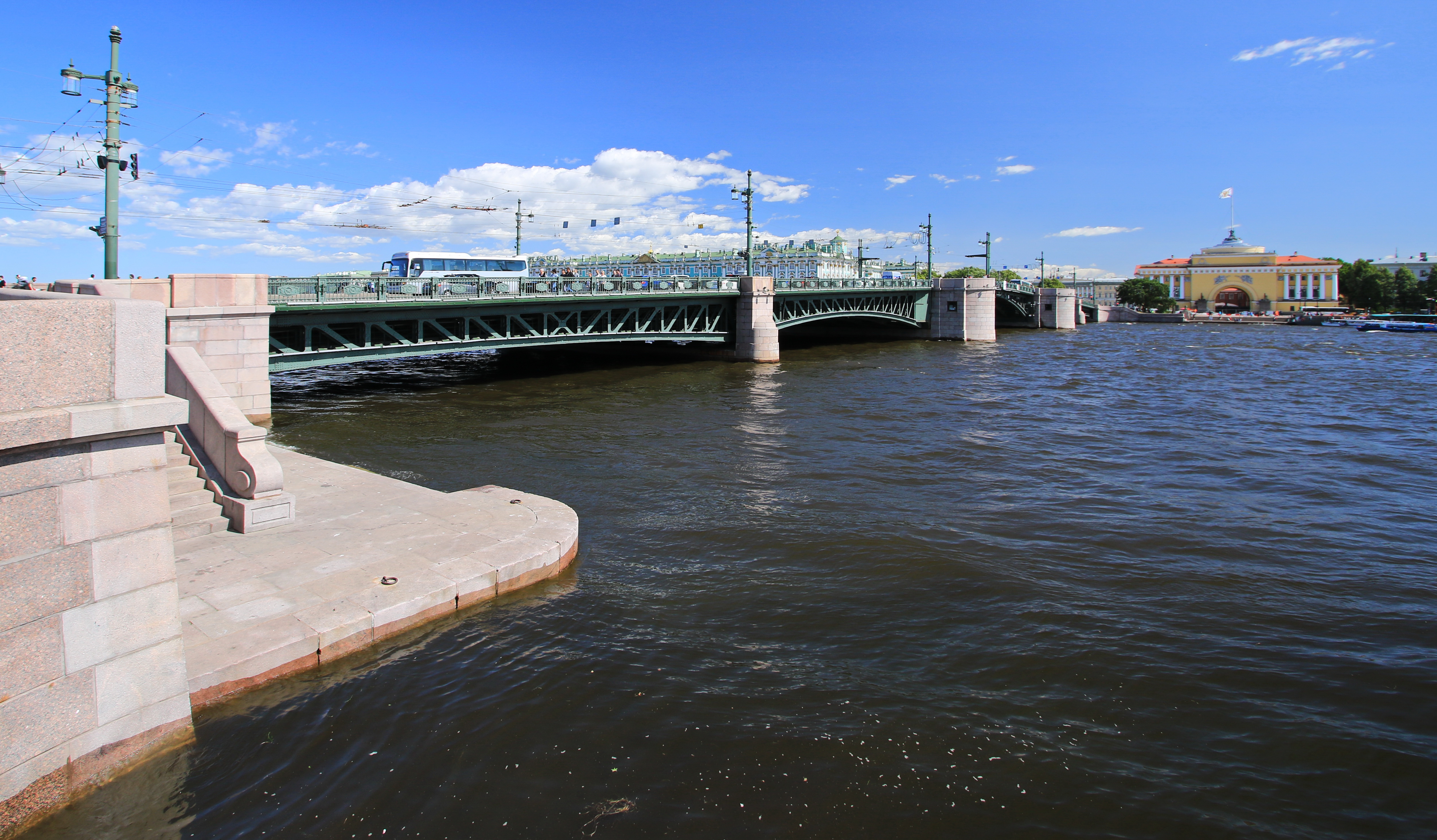 Дворцовый мост санкт петербург кратко. Дворцовый мост. Львы на причале дворцового моста.