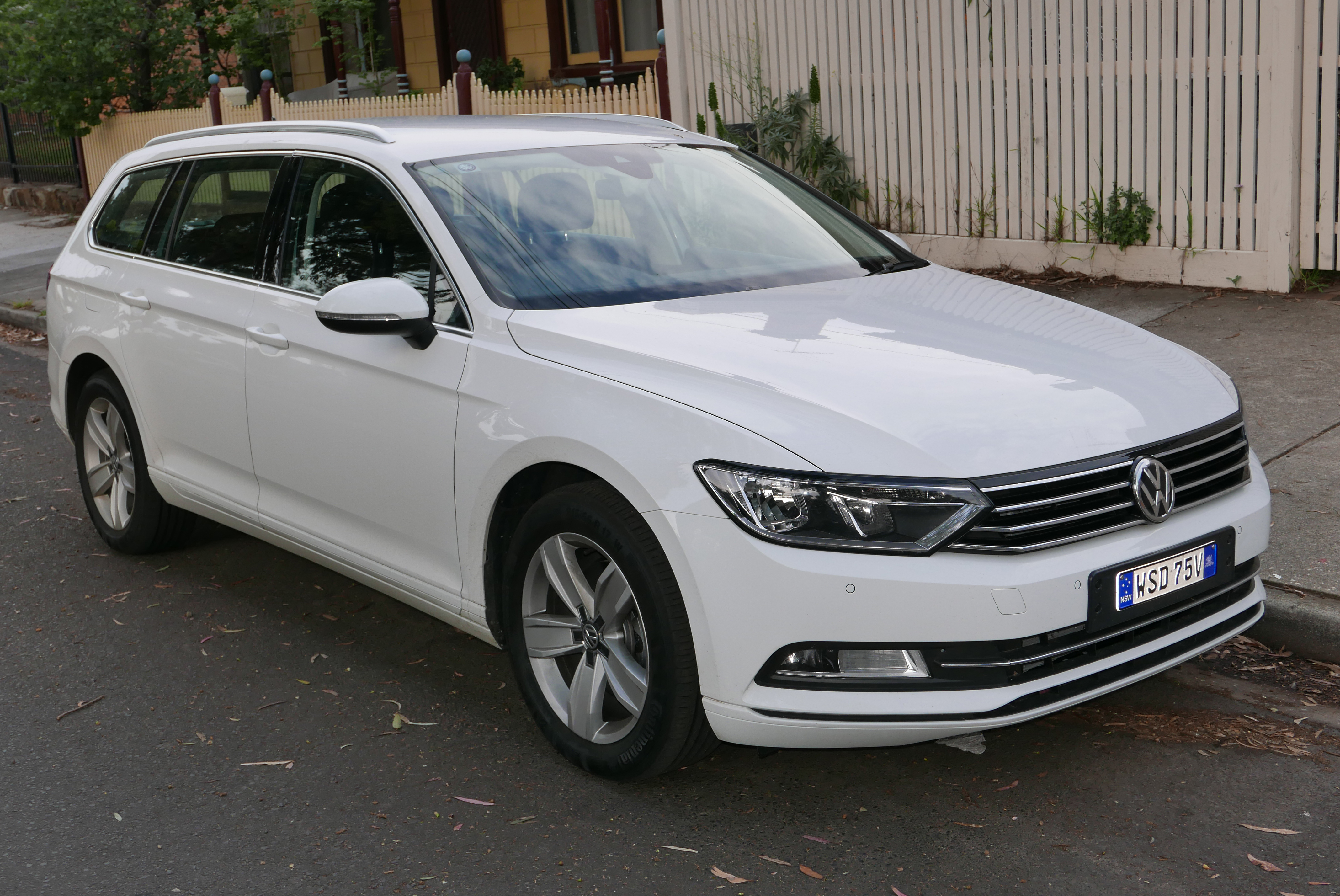 ファイル:2015 Volkswagen Passat (3G MY16) 132TSI station wagon