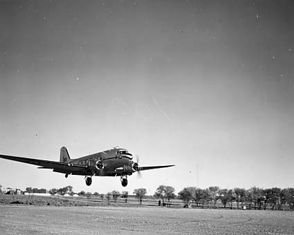 File:A DC3 lands at 43-mile at Maralinga.jpg