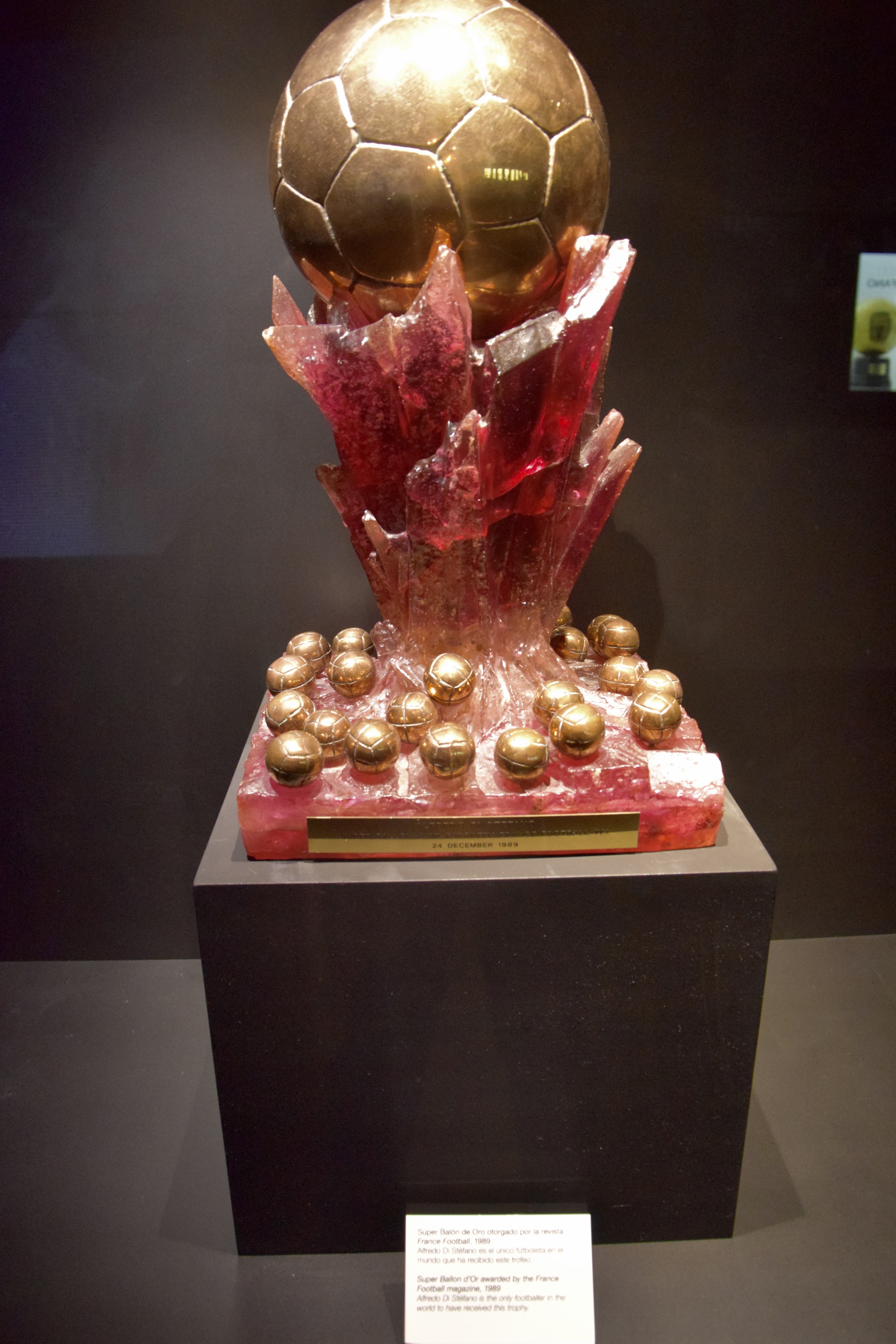 Mainstream Wizard decaan File:Alfredo Di Stéfano's Super Ballon d'Or trophy, Real Madrid Museum,  Madrid, Spain (Ank Kumar, Infosys Limited) 02.jpg - Wikimedia Commons