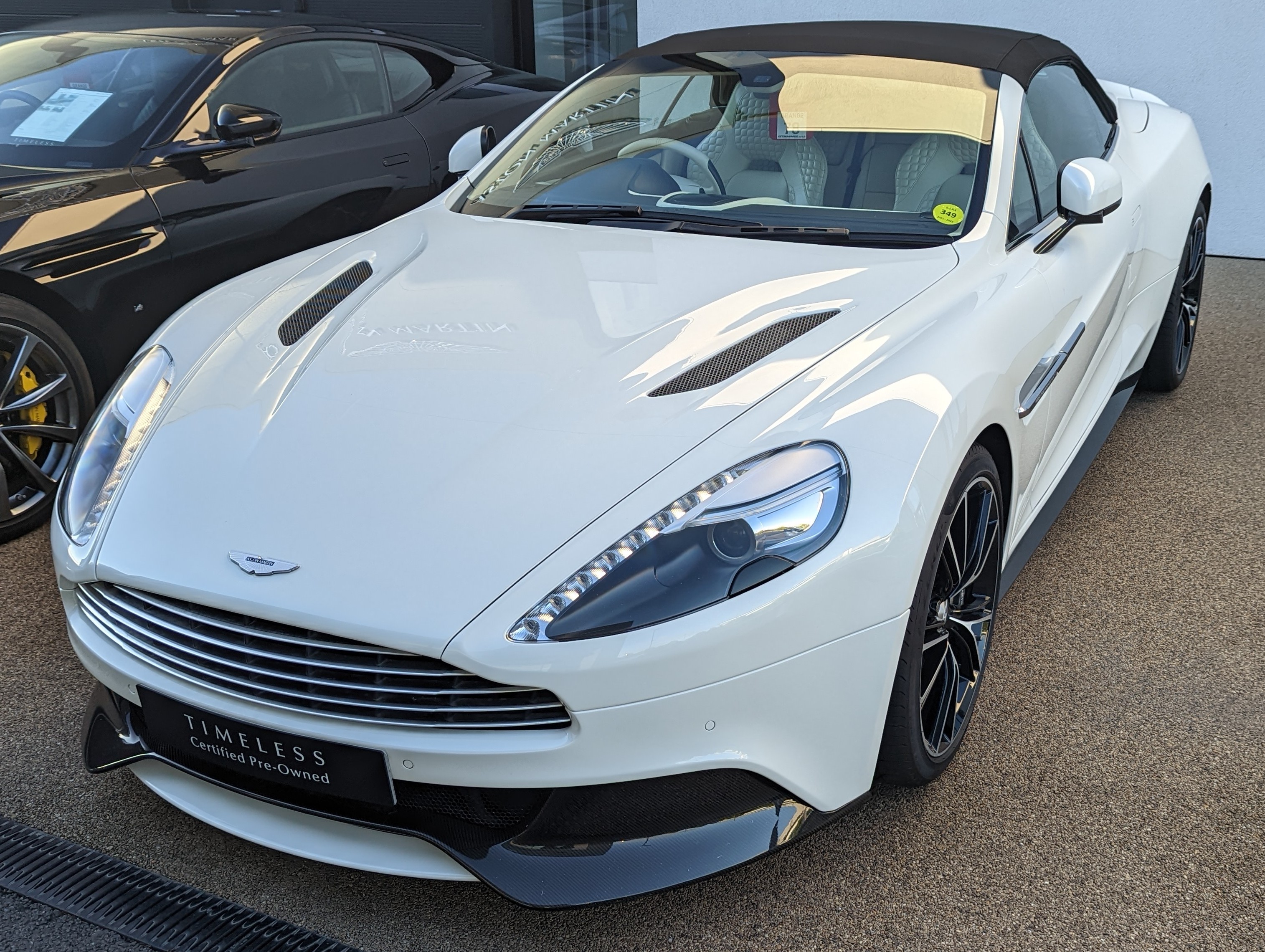 Aston Martin Vanquish розовый