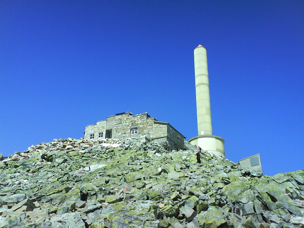 File:At the summit of Gaustatoppen.jpg