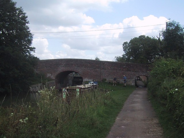 File:B3101 bridge over the Kennet and Avon Canal - geograph.org.uk - 1436221.jpg