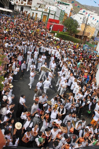 File:Banda de Agaete en la Traída del Agua.jpg