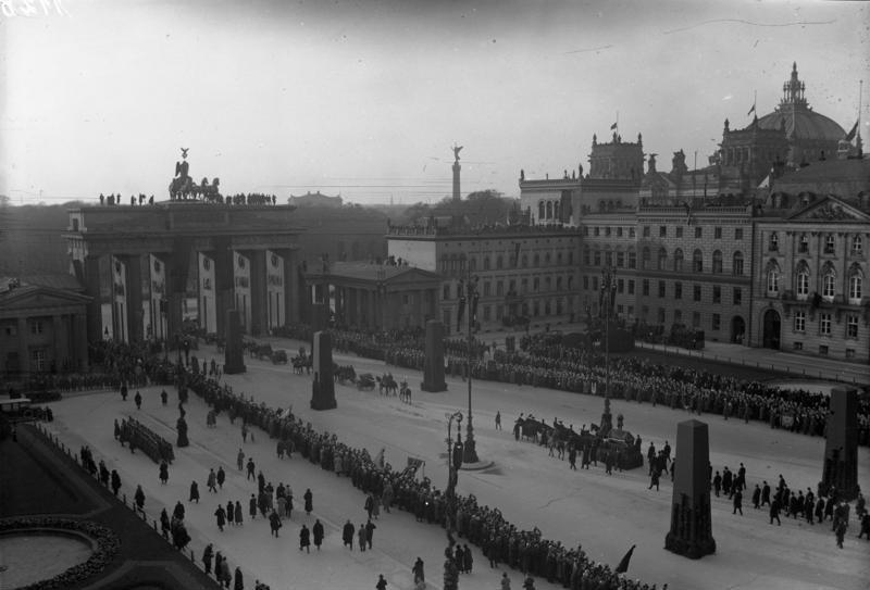 File:Bundesarchiv Bild 102-01128, Berlin, Trauerfeier für Friedrich Ebert.jpg