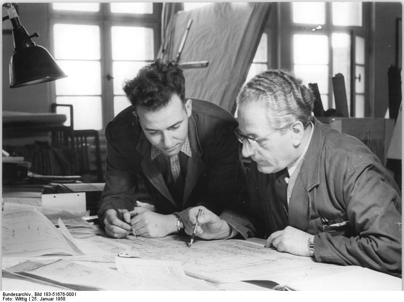 File:Bundesarchiv Bild 183-51676-0001, Ingenieure mit Konstruktionsplan.jpg