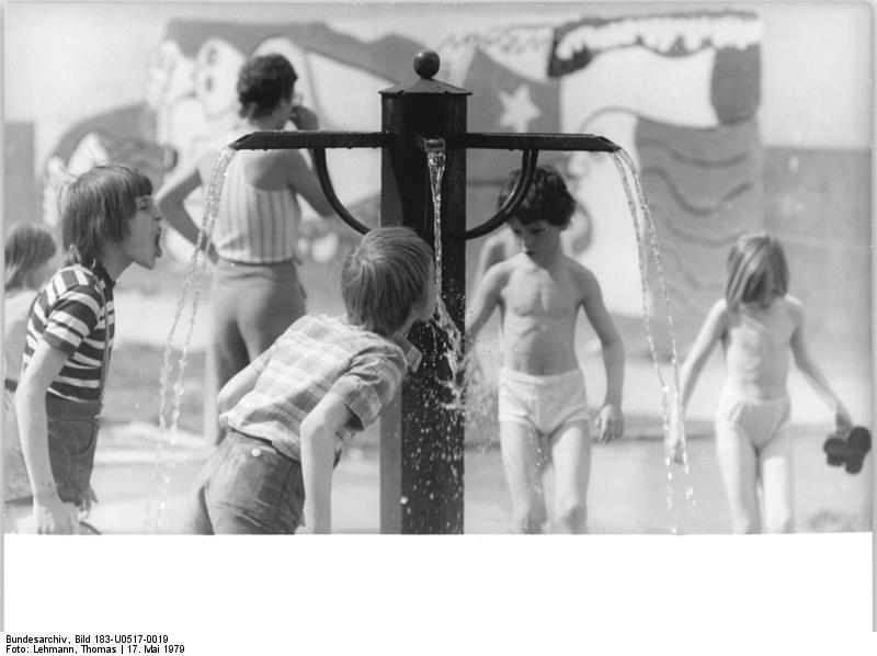 File:Bundesarchiv Bild 183-U0517-0019, Berlin, Arnimviertel, Brunnen.jpg