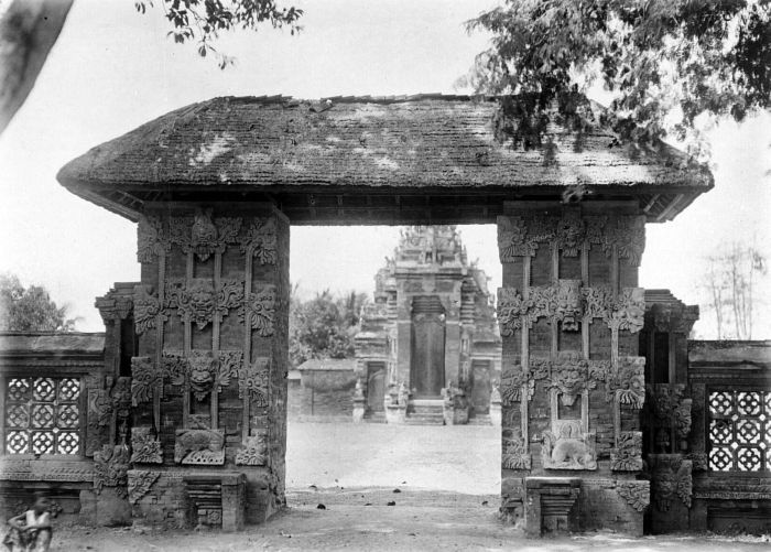 File:COLLECTIE TROPENMUSEUM Speelplein van het schoolgebouw 'Siladerma' met poorten van het vroegere vorstenverblijf van de Dewa Agoeng te Klungkung Bali TMnr 10002288.jpg