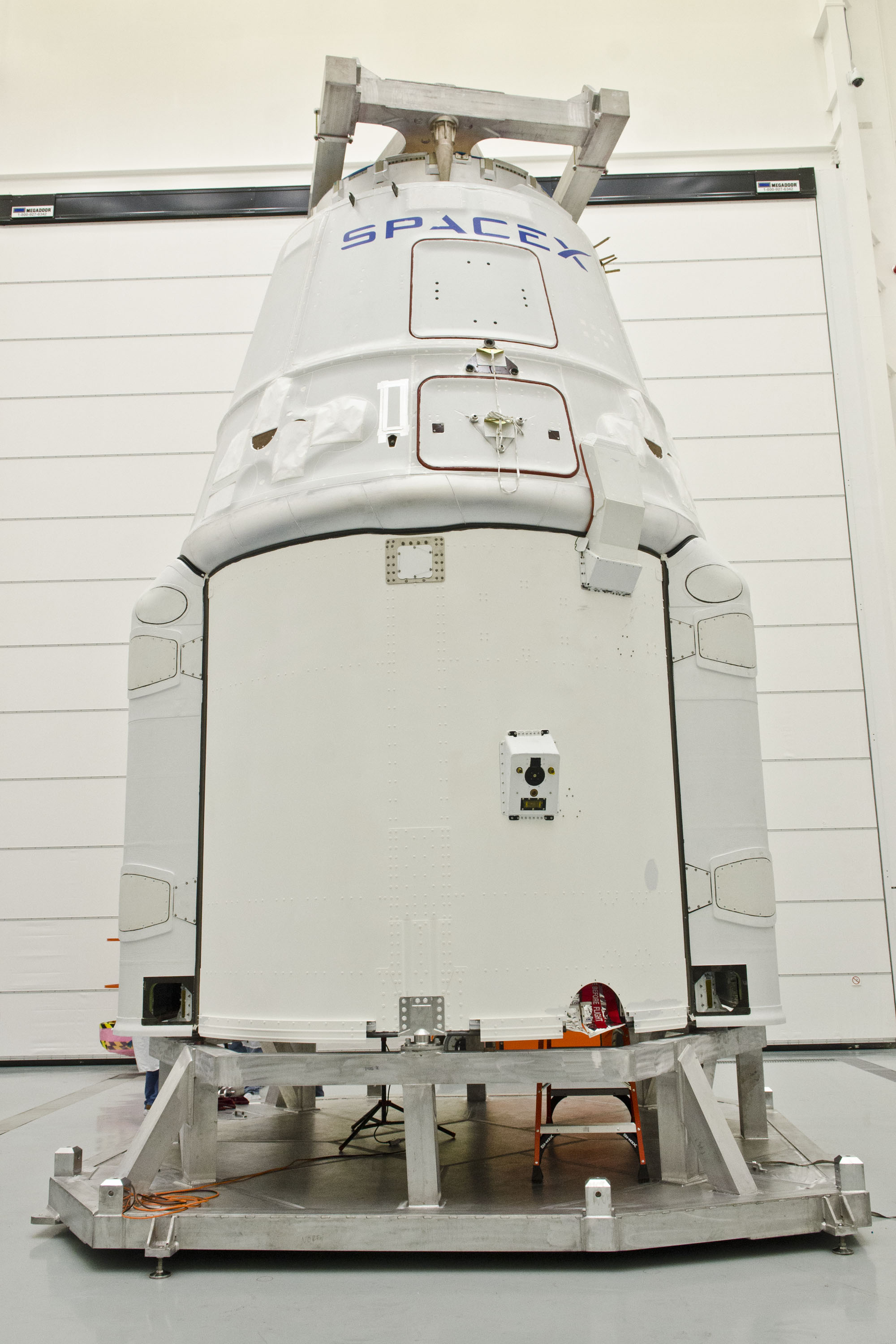 CRS-3_Dragon_in_SLC-40_hangar_%2816855339751%29.jpg?uselang=ru