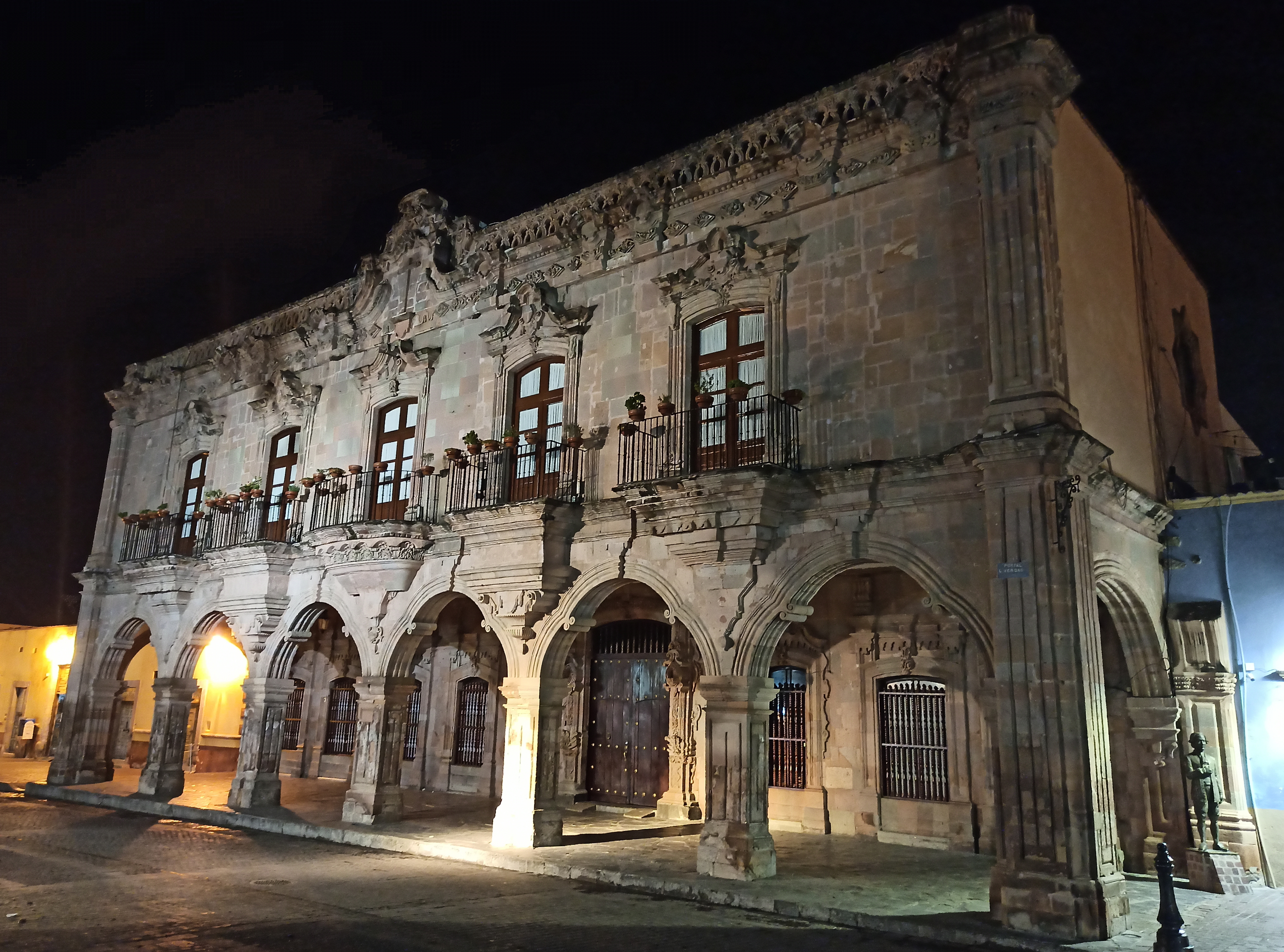 Archivo:Casa de Visitas (Dolores Hidalgo, Guanajuato).jpg - Wikipedia, la  enciclopedia libre