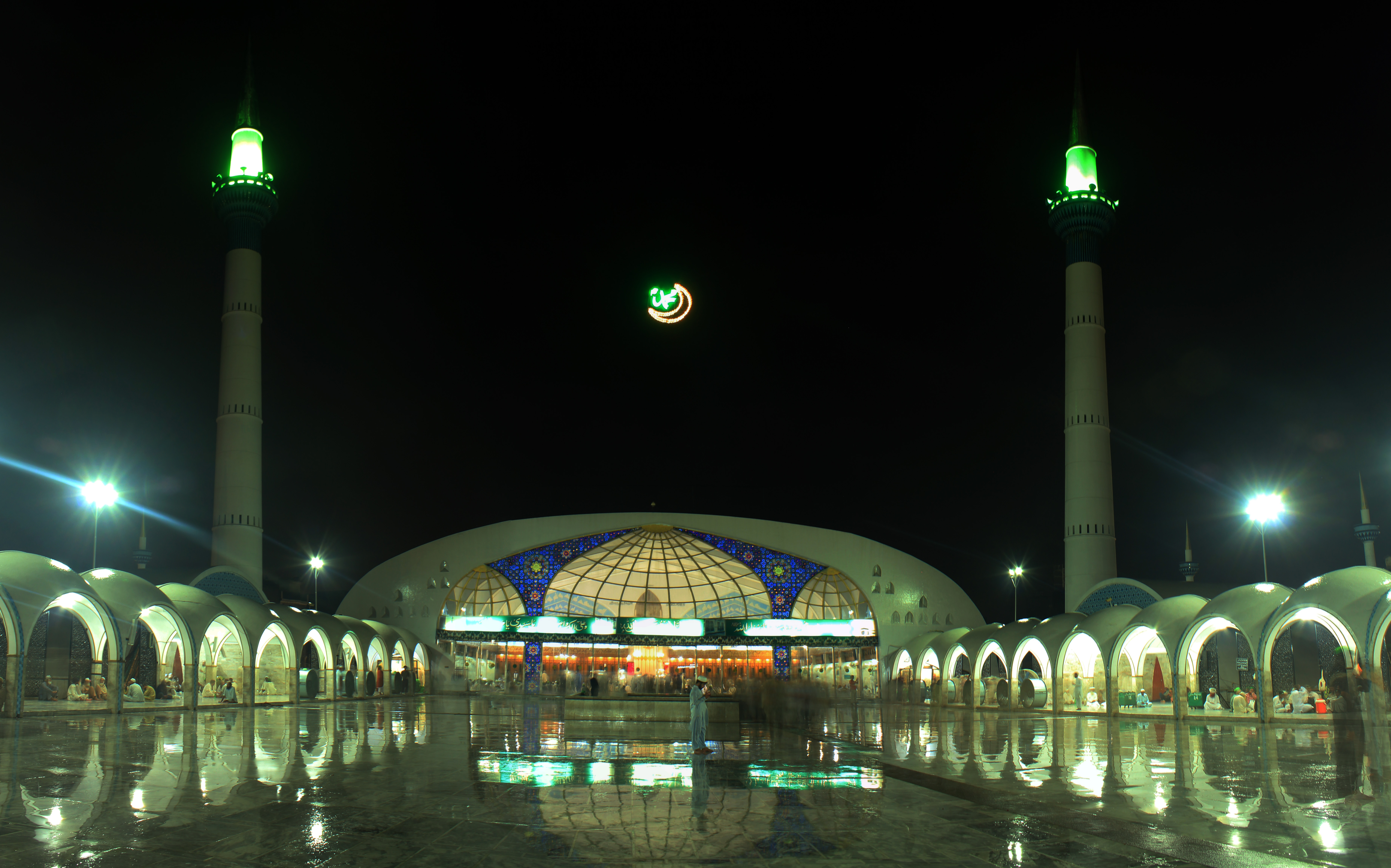 The Data Darbar Mosque Image Credit: Meemjee [CC BY-SA 3.0 (https://creativecommons.org/licenses/by-sa/3.0)]