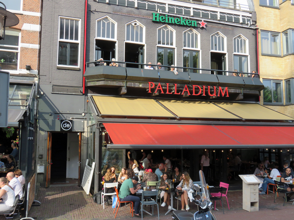 Building at Kleine-Gartmanplantsoen 7–9 in Amsterdam, which houses a bar on the ground floor, and on the first floor the artist's association De Kring, est. 1922.