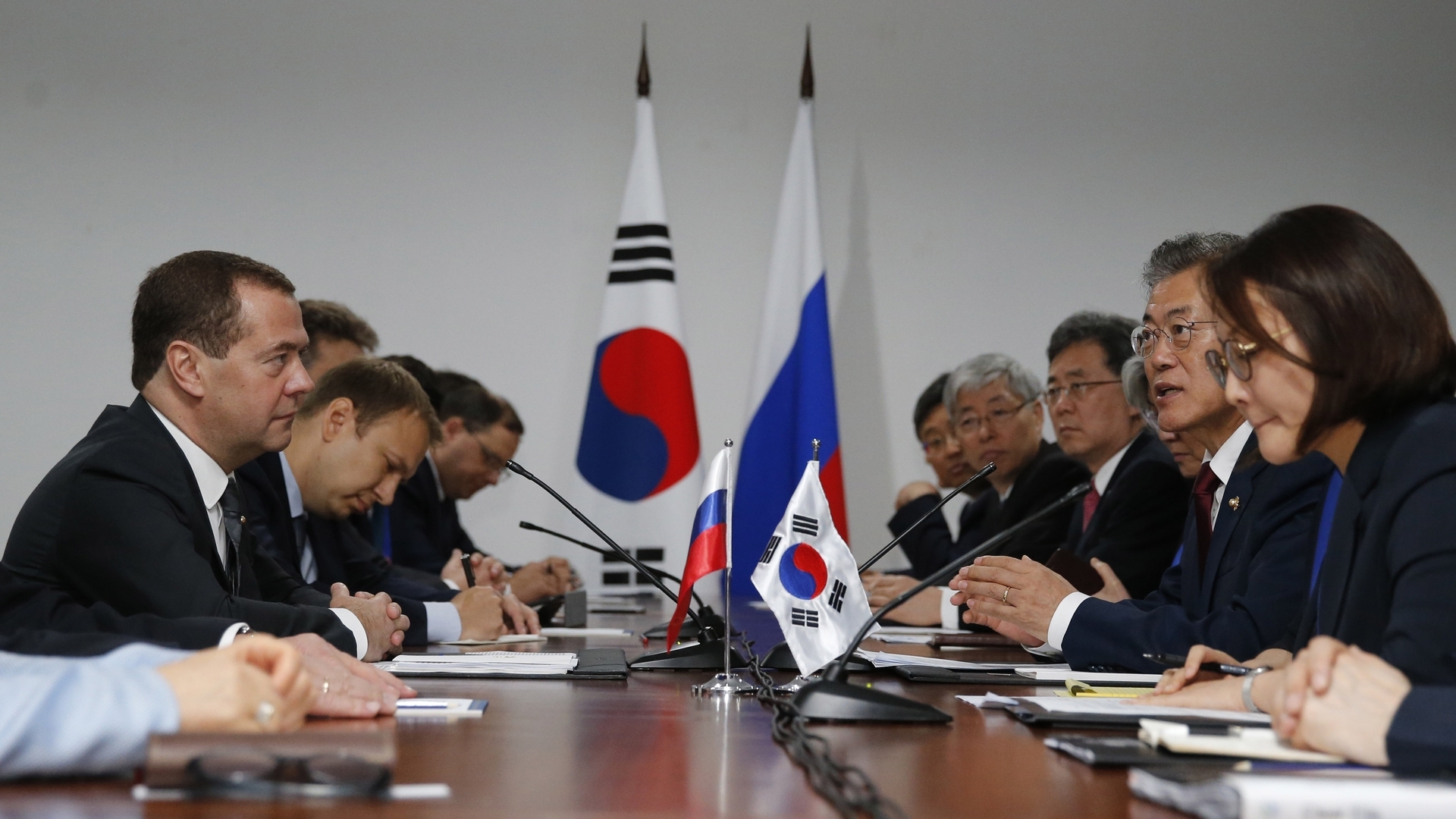 Южная корея россия 2. Южная Корея переговоры. Корея и Япония переговоры. Деловые переговоры в Южной Корее. Переговоры корейцев.