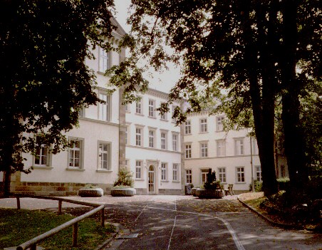 Auffahrt zum Hauptgebäude des E.T.A. Hoffmann-Gymnasiums in Bamberg