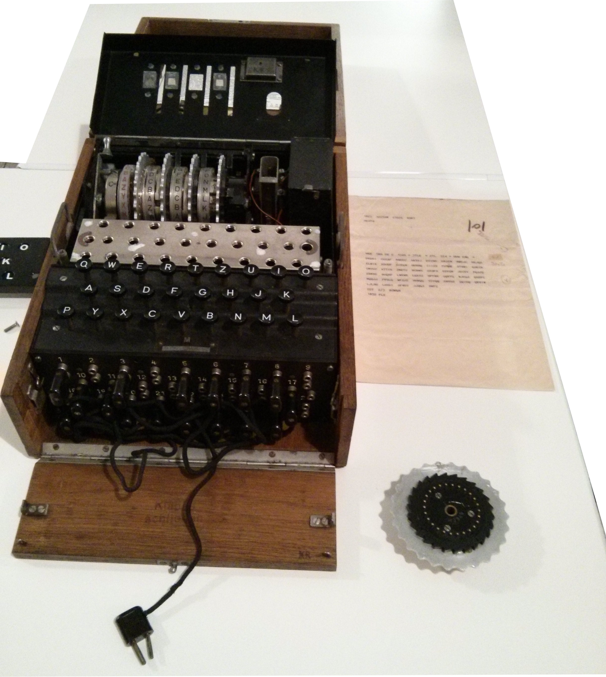 Kamro indilla enigma. Энигма немецкая шифровальная машинка. Энигма 251. Enigma Machine Декодер\. Enigma JXG 601.