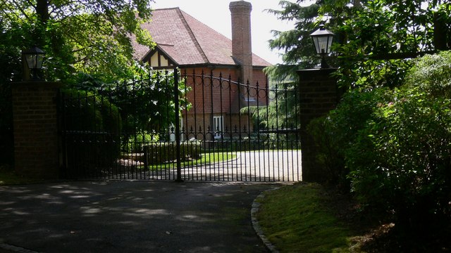 File:Entrance to Huntersfold on Tennyson's Lane - geograph.org.uk - 1413698.jpg