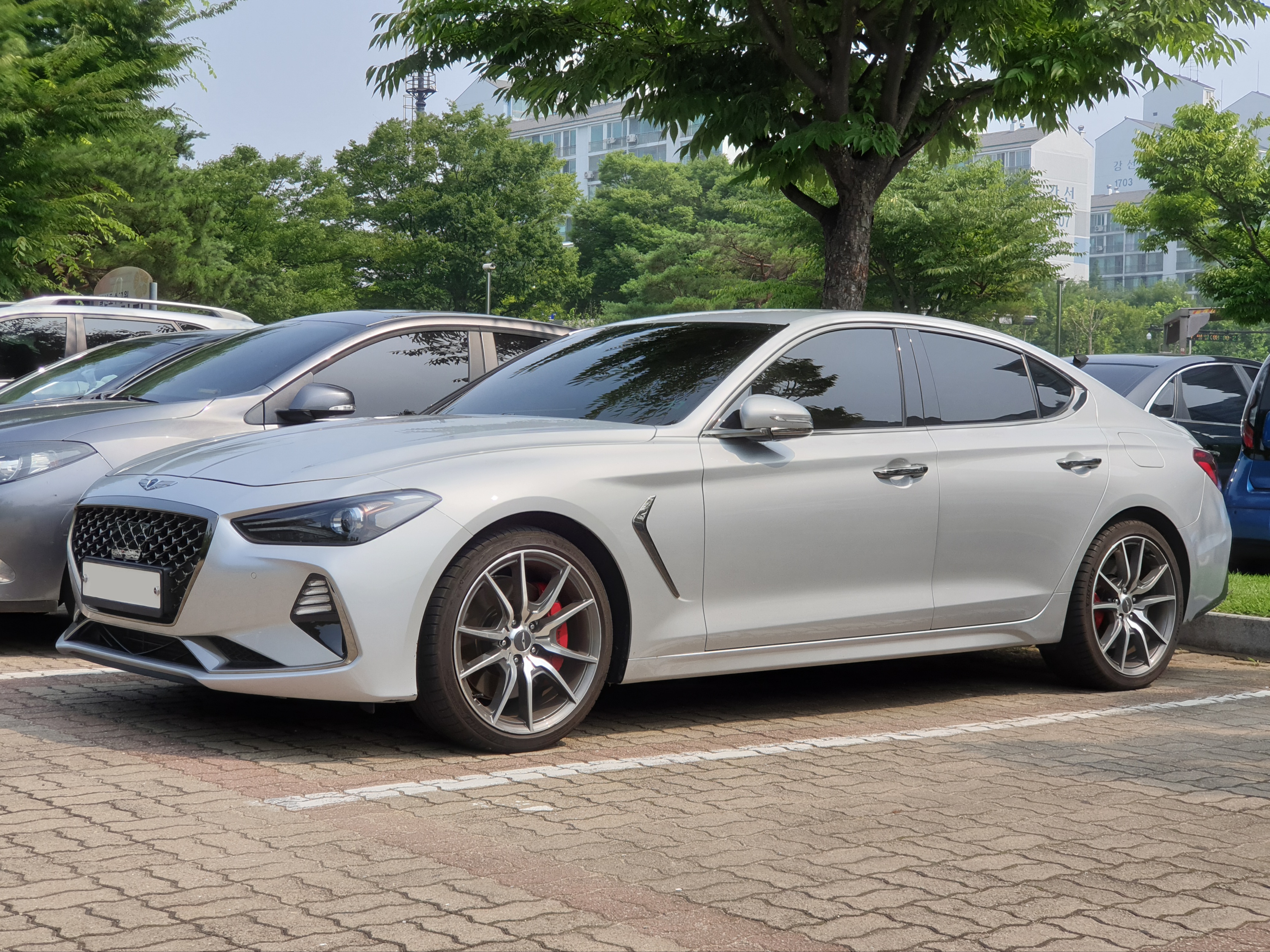 Genesis g70. Genesis g70 серебристый. Сильвер платинум. Решетка радиатора Genesis g70.