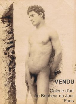 File:Gloeden, Wilhelm von (1856-1931) - n. 0533 - Ragazzo con katana 2 - Timbrata.jpg