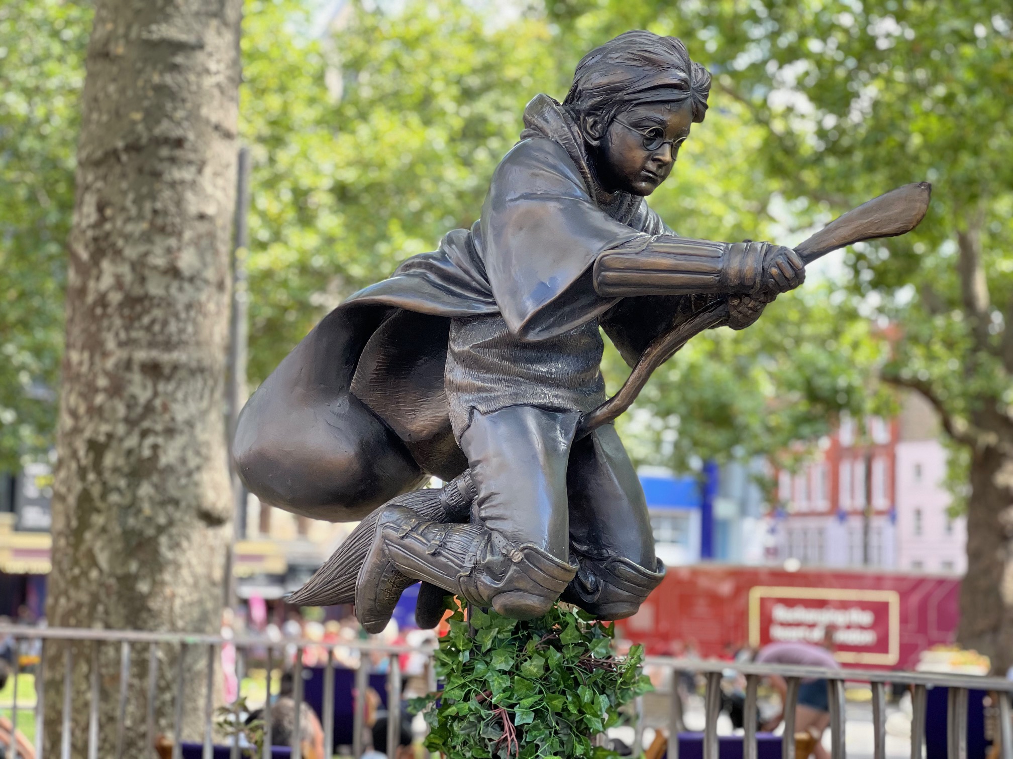 https://upload.wikimedia.org/wikipedia/commons/7/78/Harry_Potter_statue_at_Leicester_Square_in_London.jpg