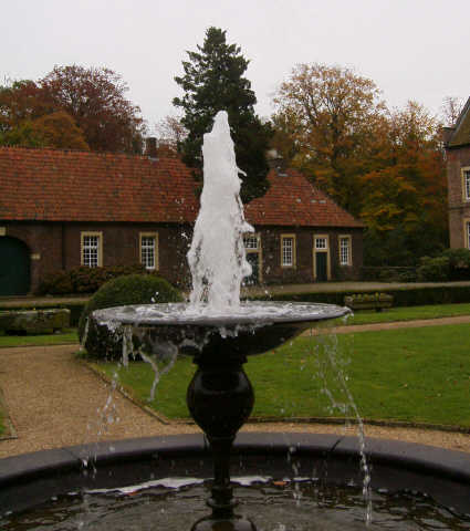 File:Haus-Wellbergen-Springbrunnen-50.jpg