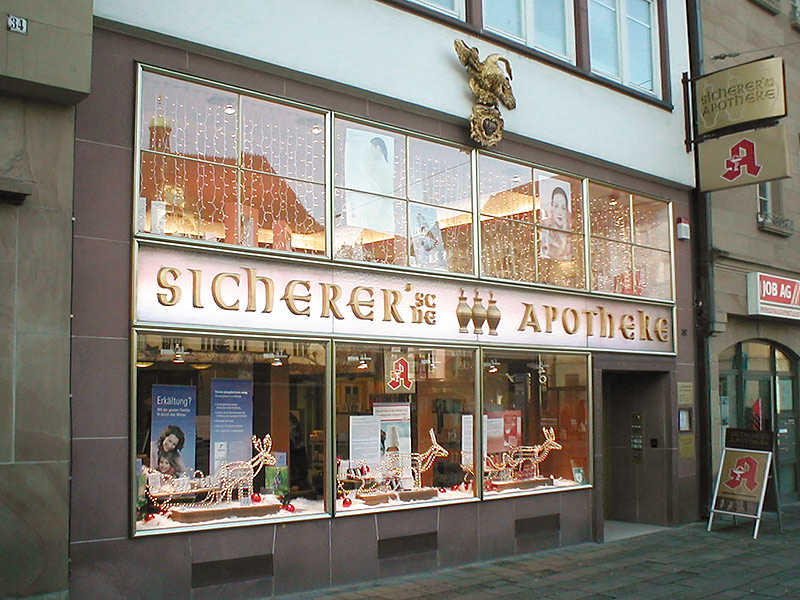 Sicherer'sche Apotheke in der Kaiserstraße 32 am Marktplatz in Heilbronn, Fassadendetail