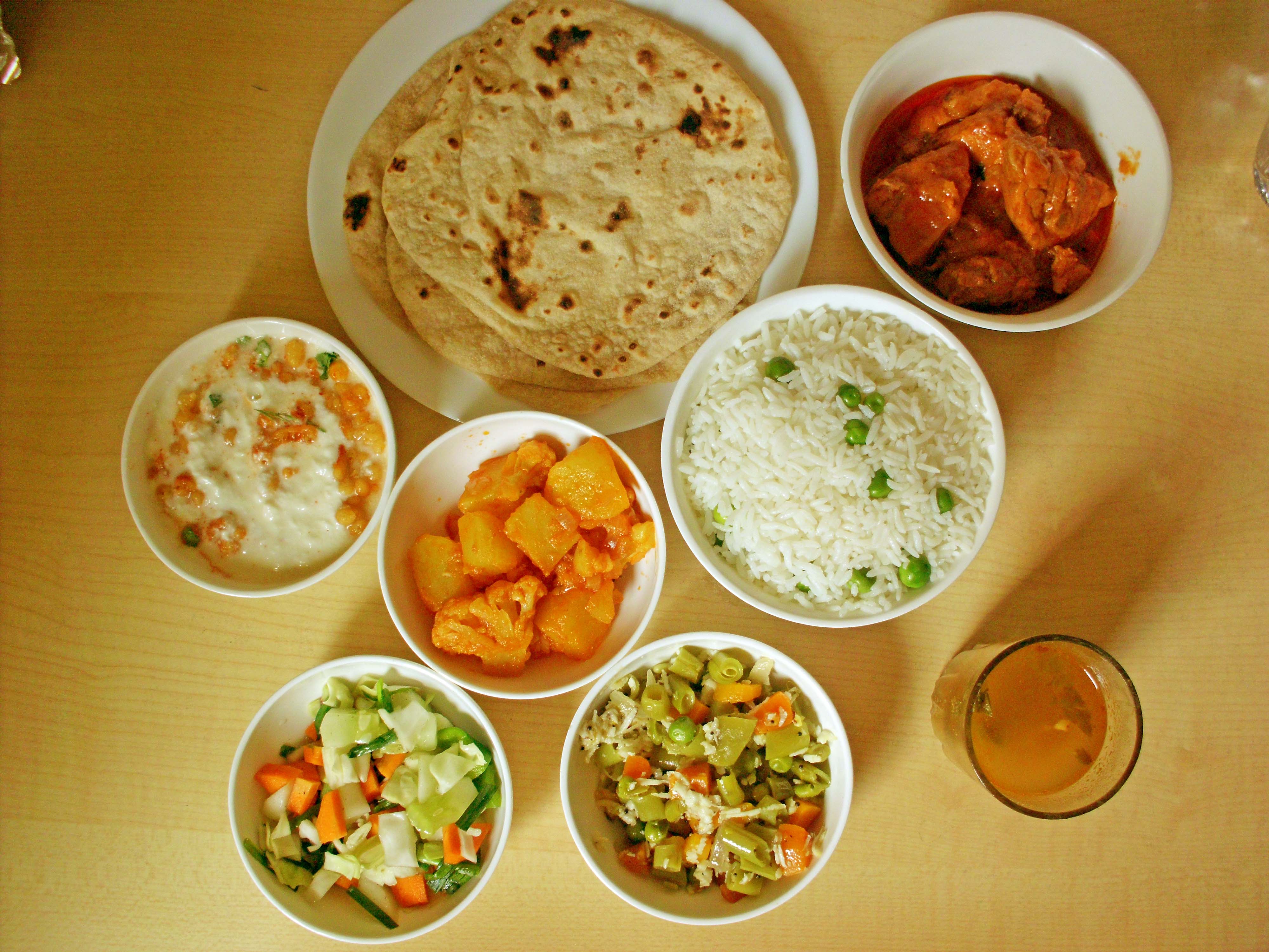 https://upload.wikimedia.org/wikipedia/commons/7/78/Indian_Meal_with_Roti_and_Rice_-_DSCI0006.jpg