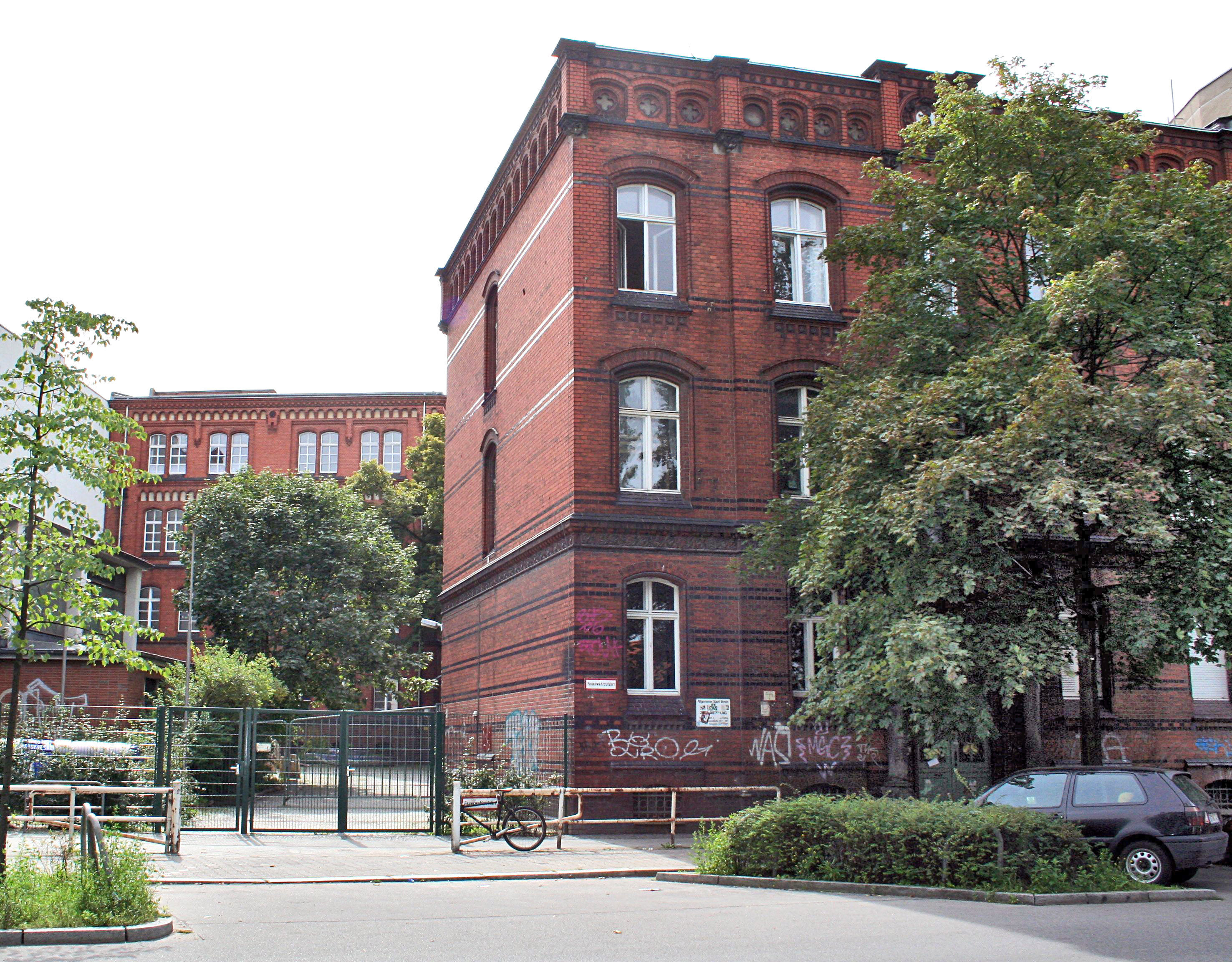 Main entrance to the James-Krüss primary school in Berlin, Moabit. Left: School building. Right: For...