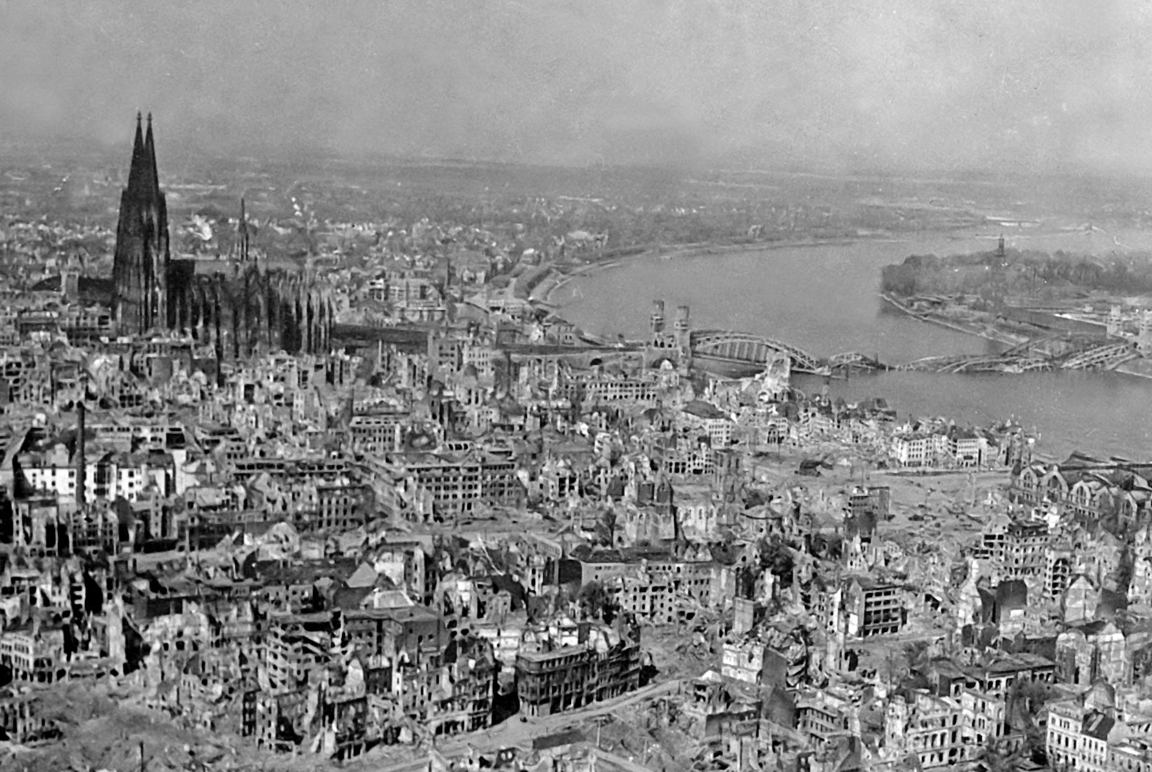 Немецкие города после войны. Бомбардировка Кёльна 1945. Дрезден бомбардировка 1945. Дрезден после бомбардировки 1945.