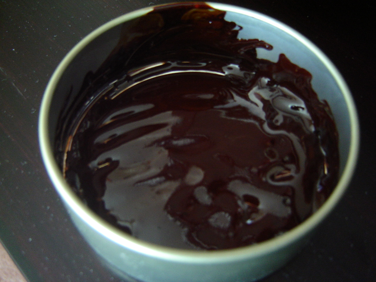 https://upload.wikimedia.org/wikipedia/commons/7/78/Lacquer_in_liquid_form%2C_mixed_with_water_and_turpentine.jpg