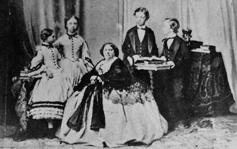 File:Louise Marie Thérèse d'Artois, Duchess of Parma and her four children, 1865.jpg