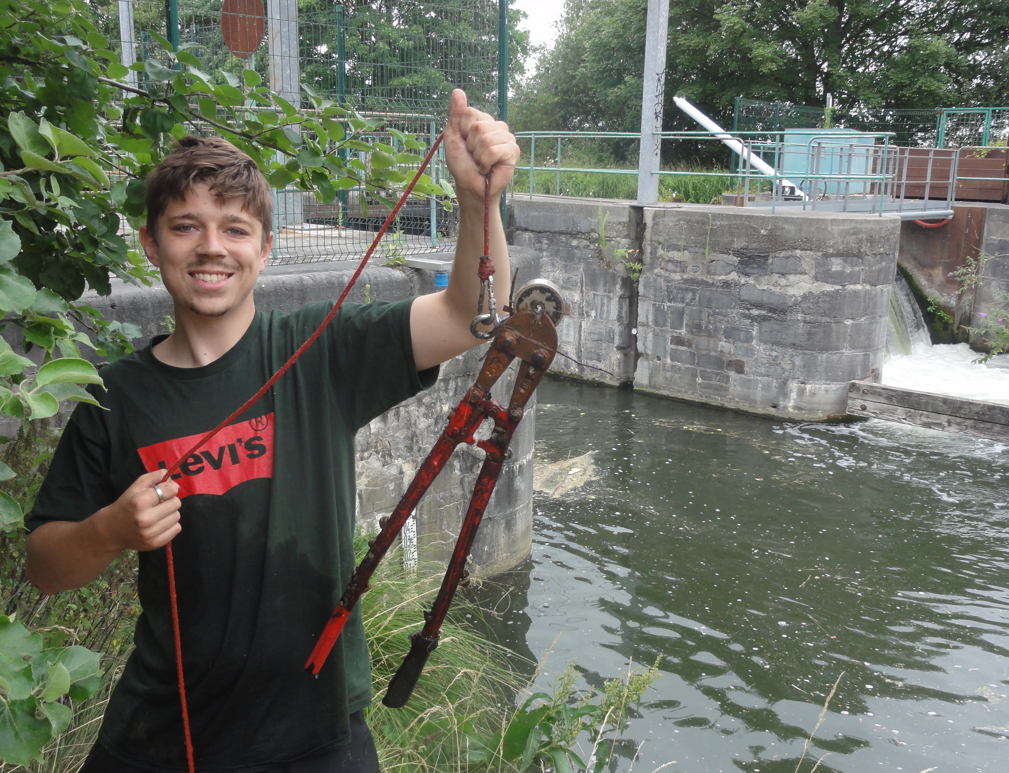 Magnet fishing 