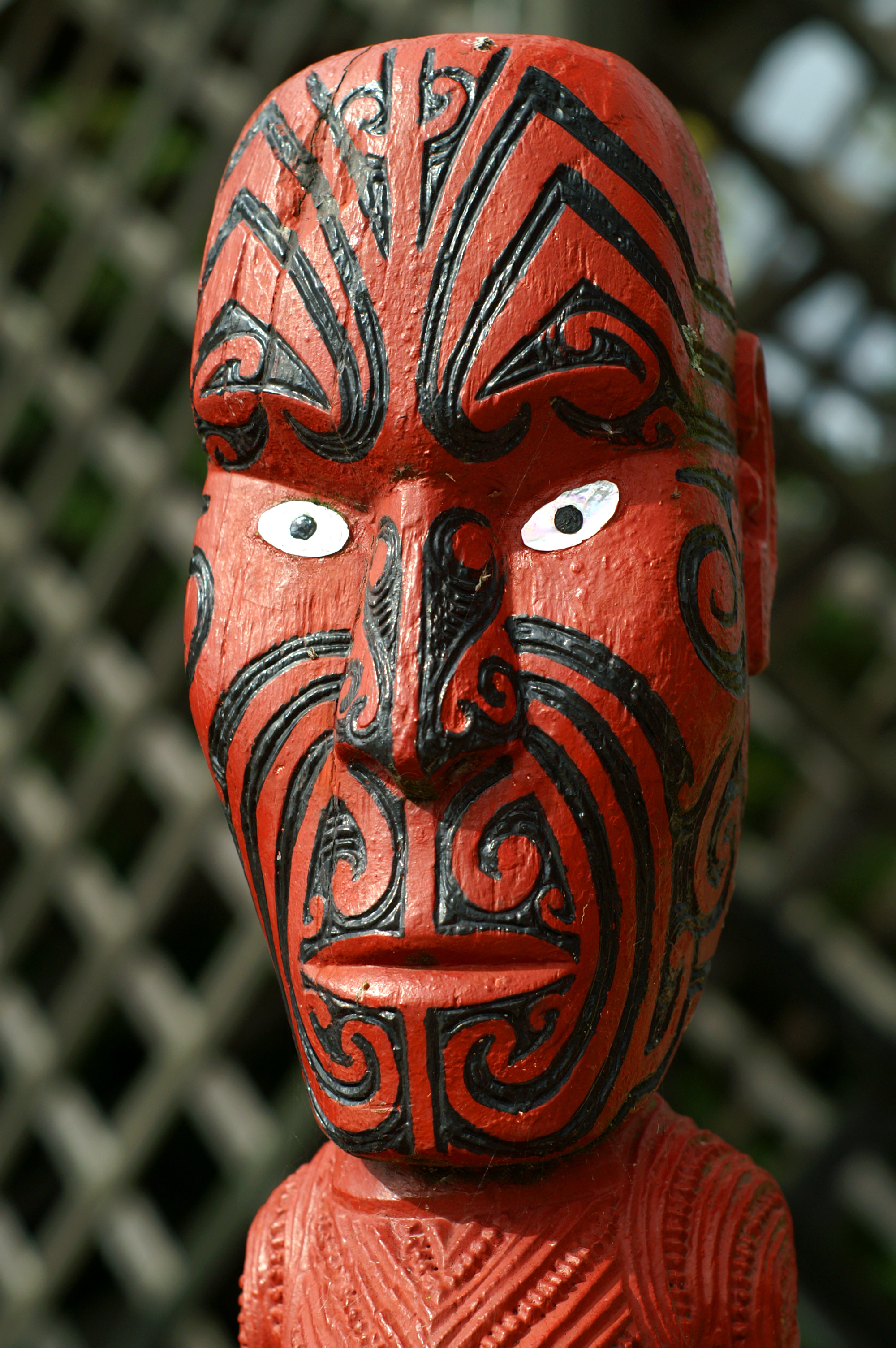 File Maori Statue In Rotorua New Zealand Jpg Wikimedia Commons