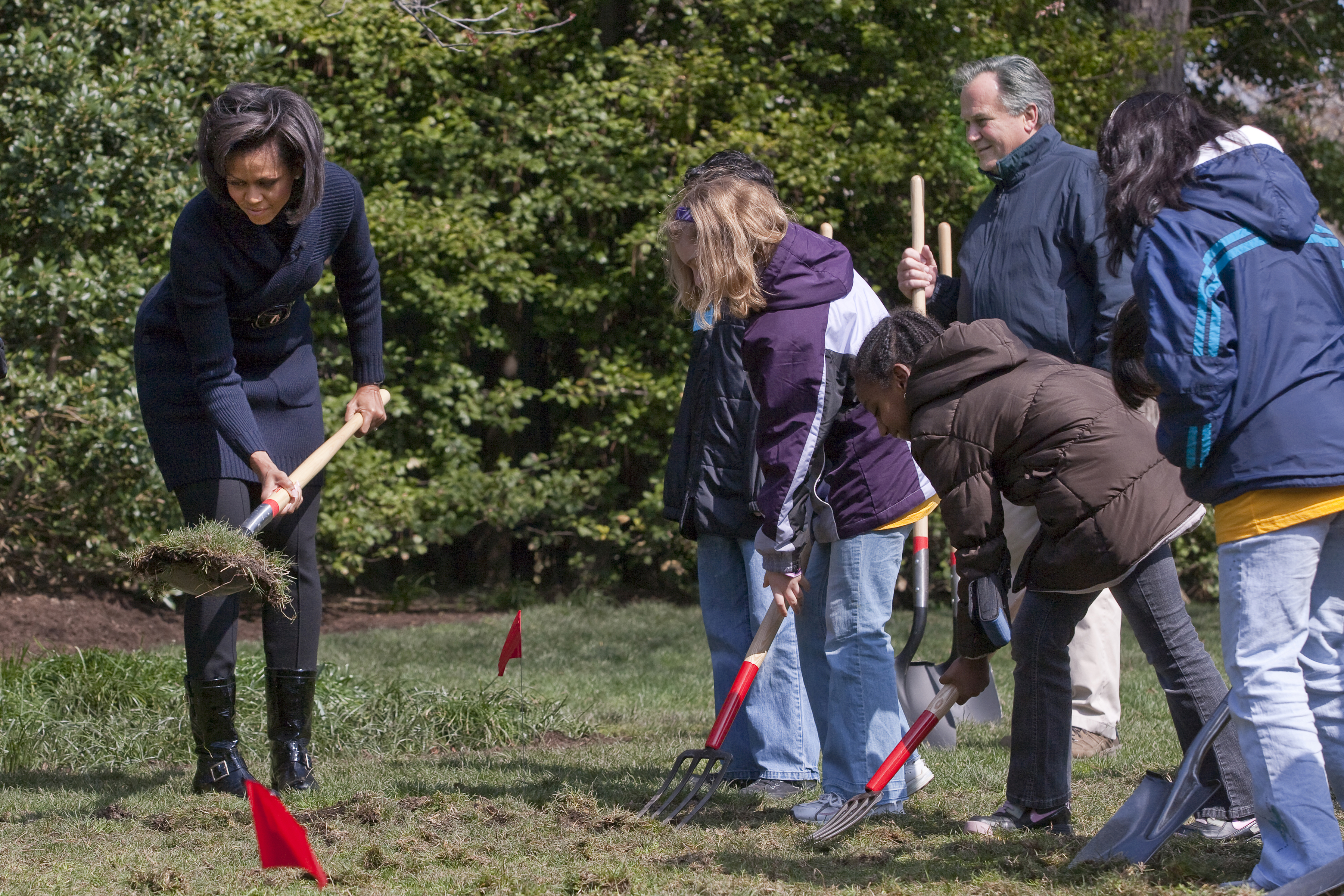 File Michelle Obama Breaks Ground On White House Kitchen Garden 3