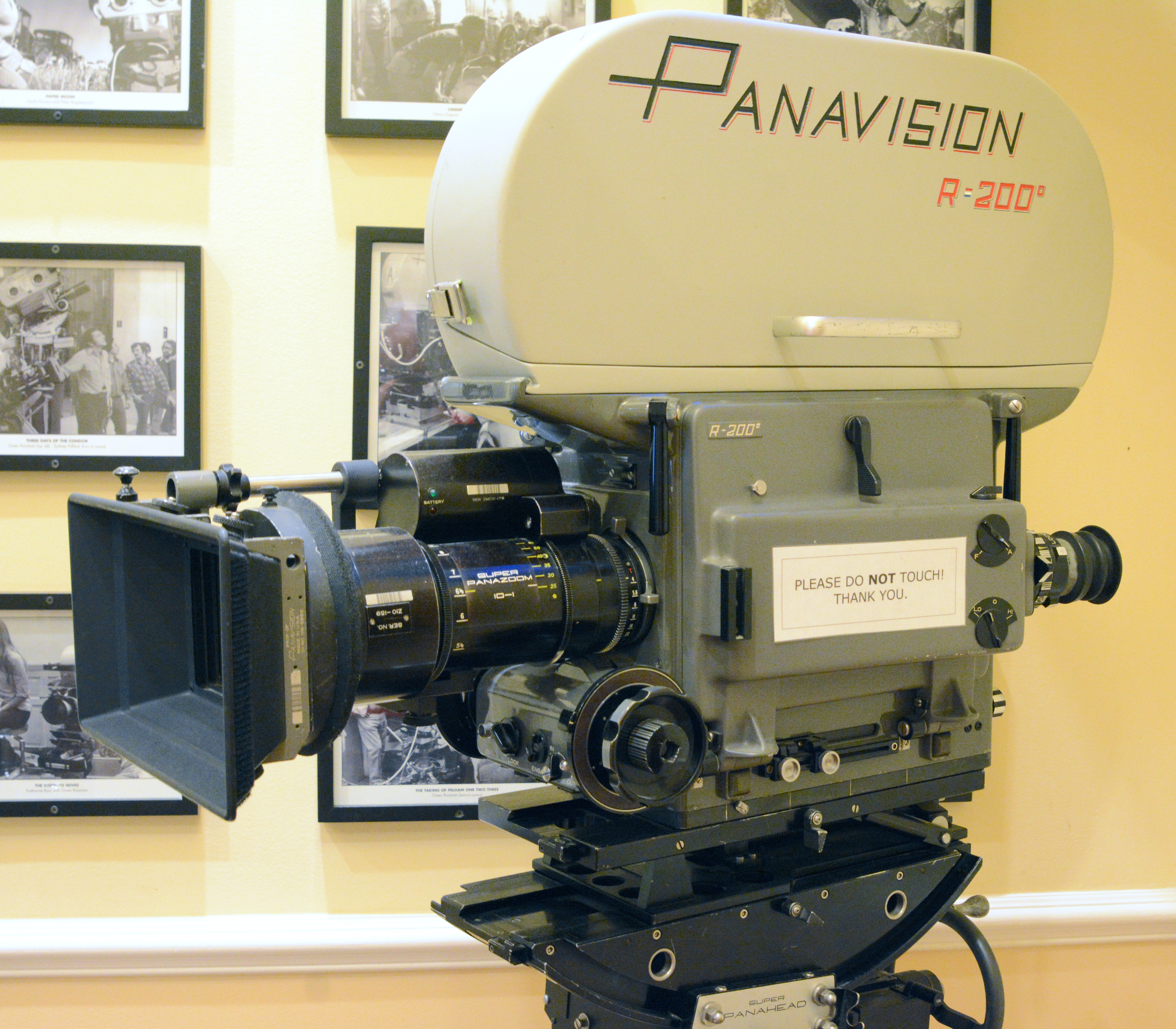 https://upload.wikimedia.org/wikipedia/commons/7/78/Panavision_movie_camera.JPG