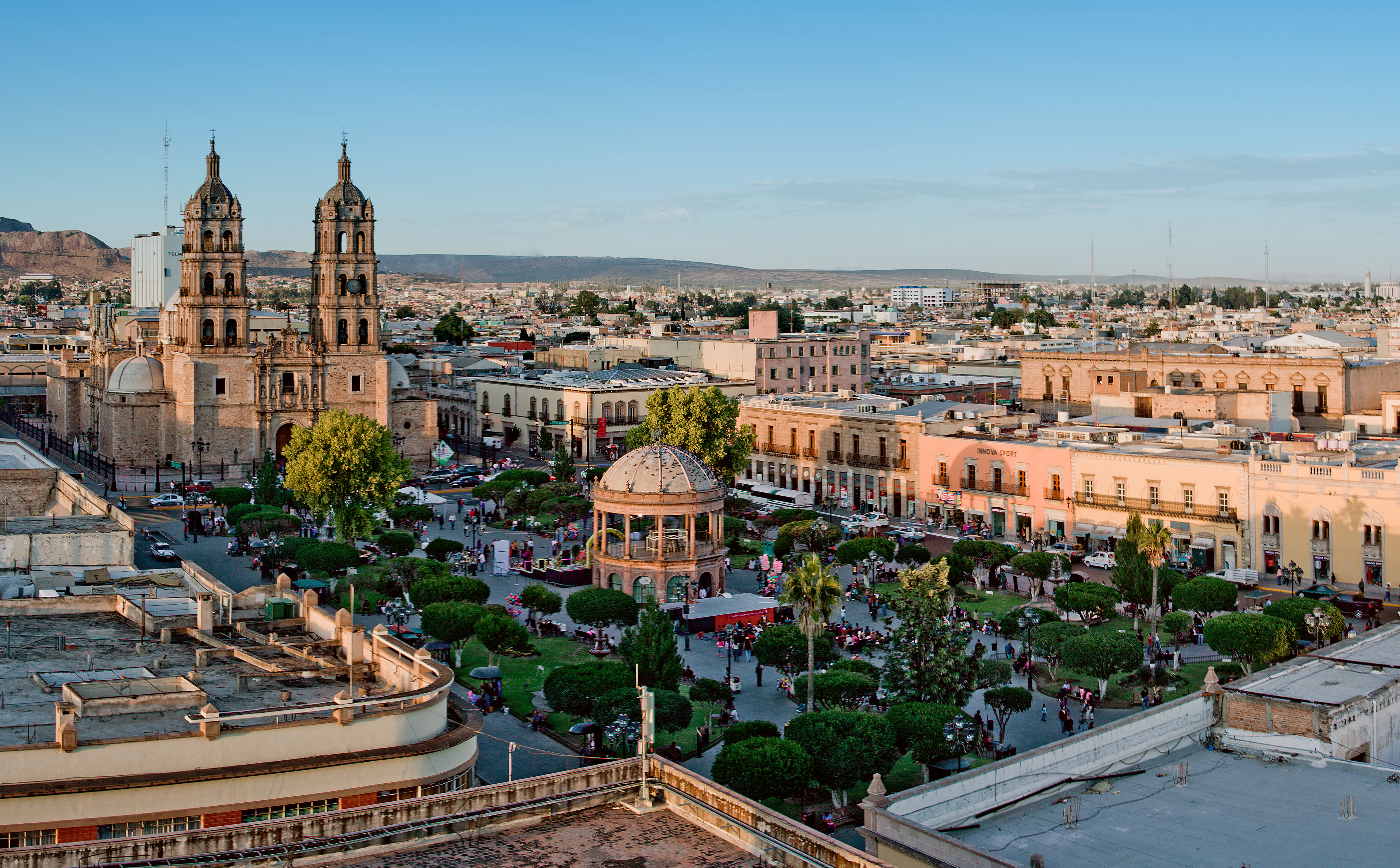 https://upload.wikimedia.org/wikipedia/commons/7/78/Panoramica_plaza_de_armas_Durango.jpg