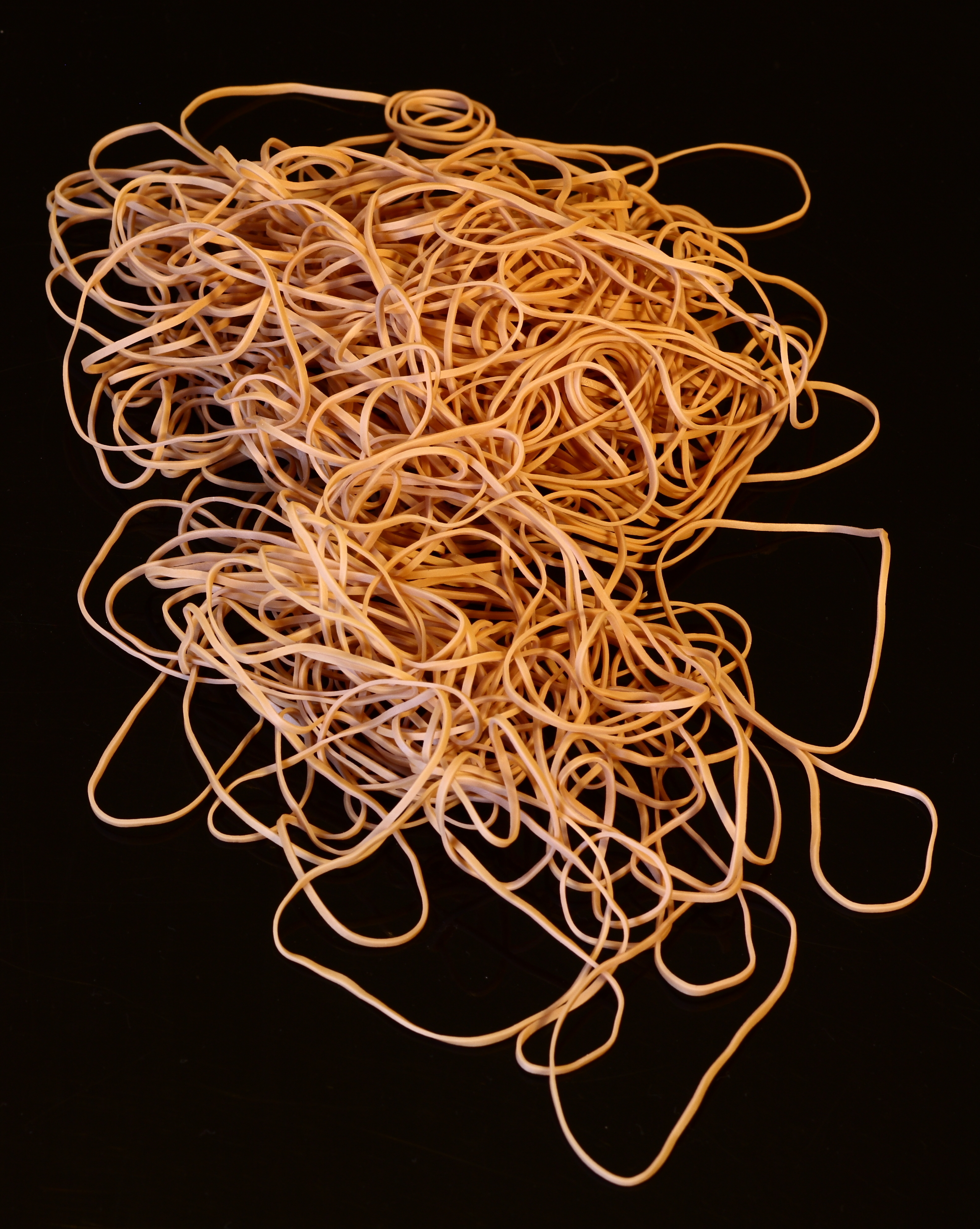 File:Pile of size 19 rubber bands on black.jpg - Wikipedia