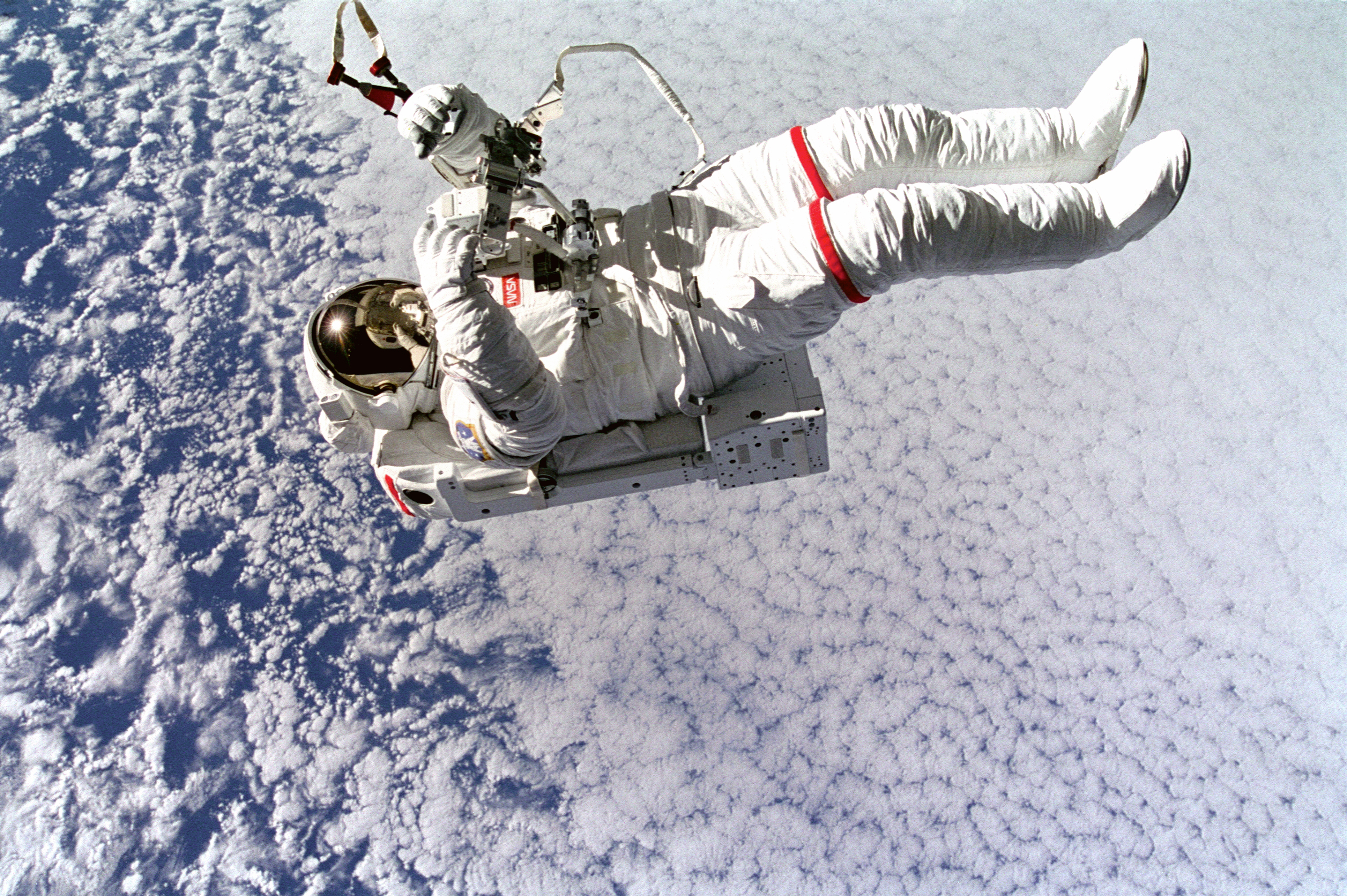 Un escroc se fait passer pour un astronaute qui a besoin d'un