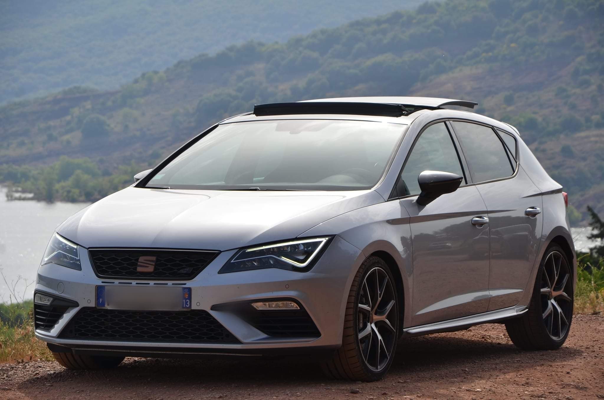 https://upload.wikimedia.org/wikipedia/commons/7/78/Seat_Leon_5F_Cupra_phase_2_avec_filtre_%C3%A0_particules_%28FAP-OPF-GPF%29.jpg