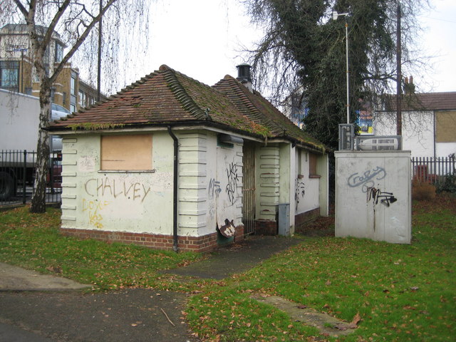 File:Slough, Salt Hill Park public conveniences - geograph.org.uk - 1114390.jpg