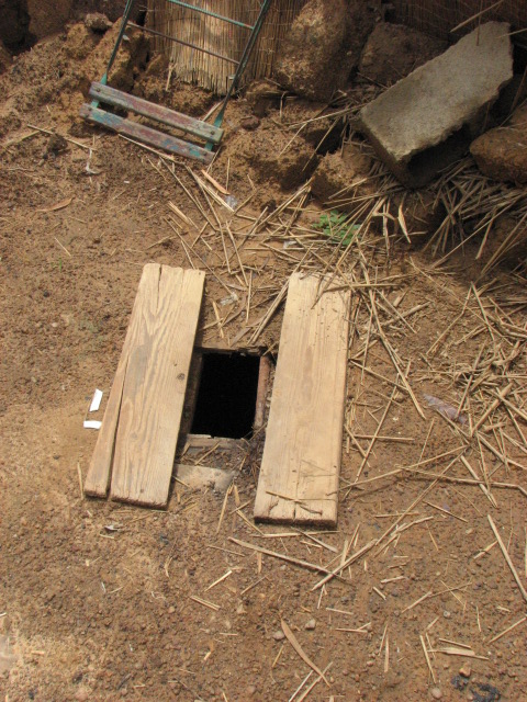 File:Traditional pit latrine (5014325656).jpg - Wikimedia Commons